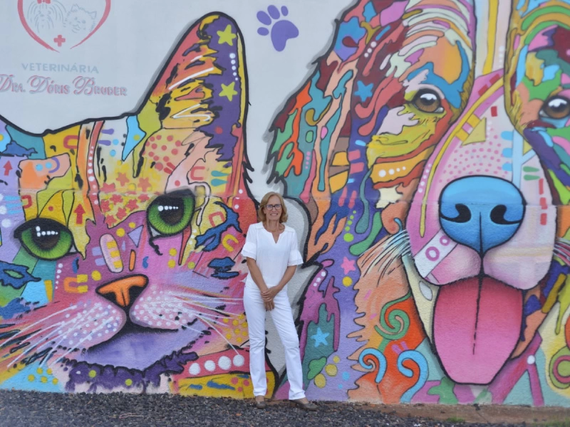 dra-doris-bruder-fundo-colorido